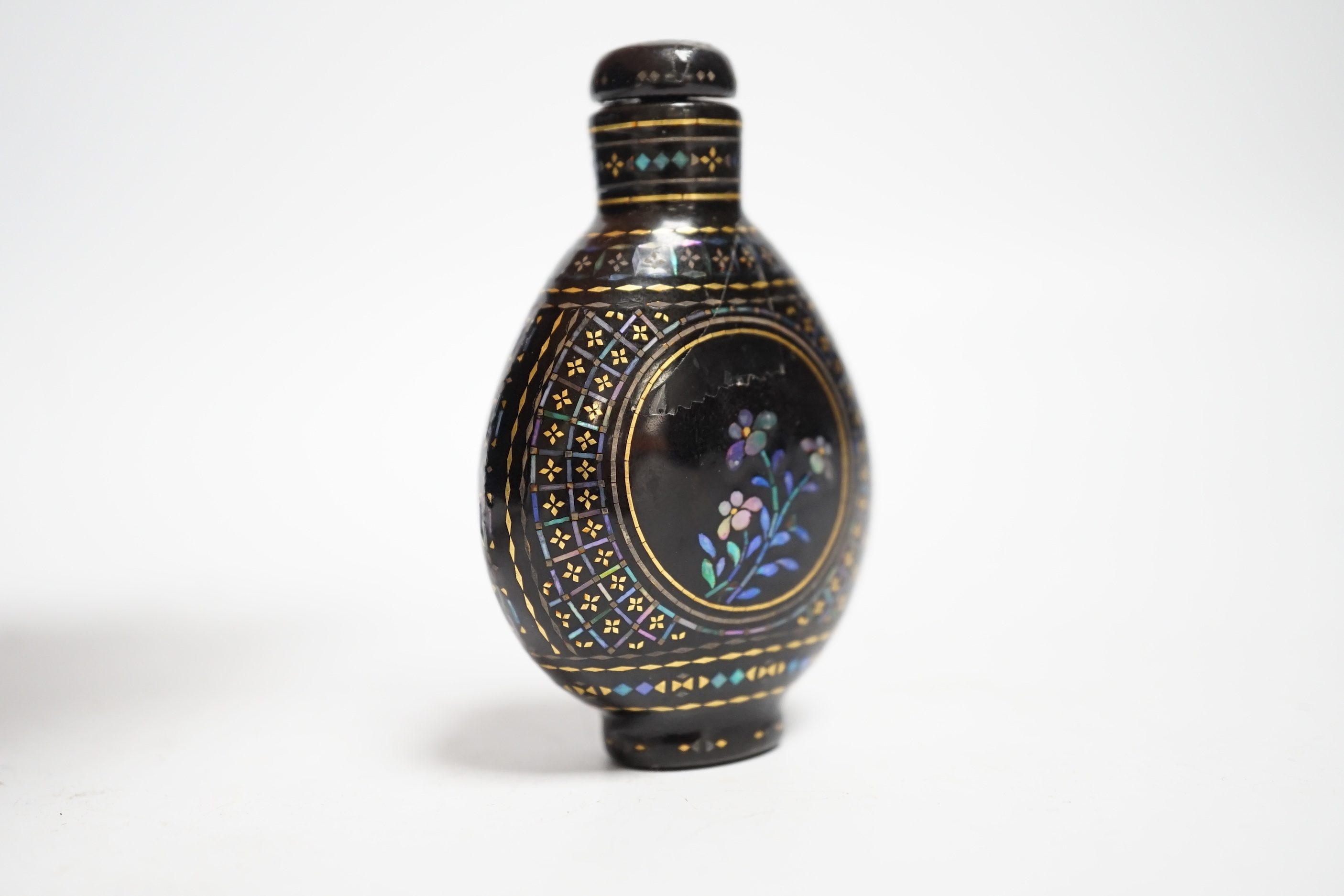 A 19th century Chinese lacquer snuff bottle, signed, 6.5cm